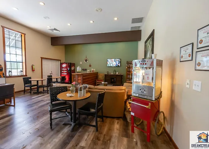 Forest Heights Lodge - 6Br - Pool Table - Near Silver Dollar City - Free Tickets Included